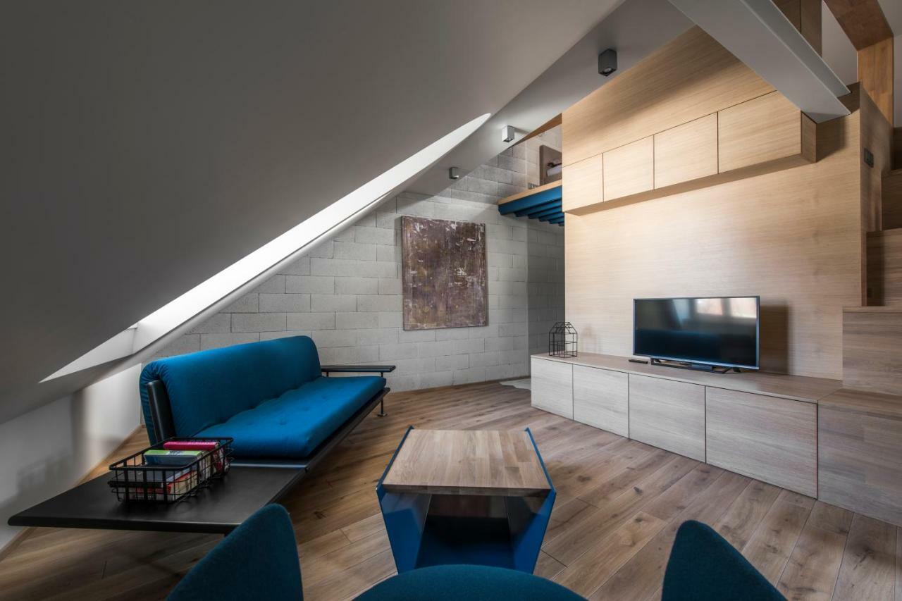 Entrance Apartment *